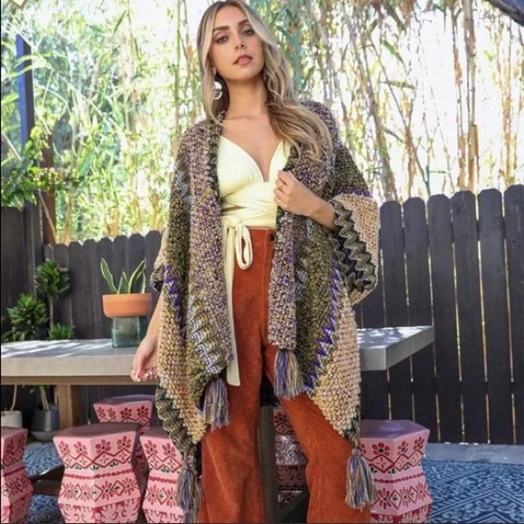 The NANOUK Crochet Patterned Ruana - Picture 3 of 6